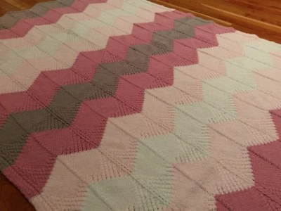 Вязание крючком ручной работы вязаное детское одеяло плед афганский шеврон розовый серый серый девочка - Изображение 1 из 4