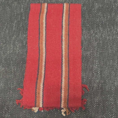 Bufanda ecuatoriana 100% lana a rayas con flecos, roja con rayas multicolores Foto 1 de 4