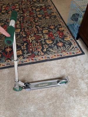 Scooter maquinilla de afeitar verde y plateado para niños Foto 1 de 2