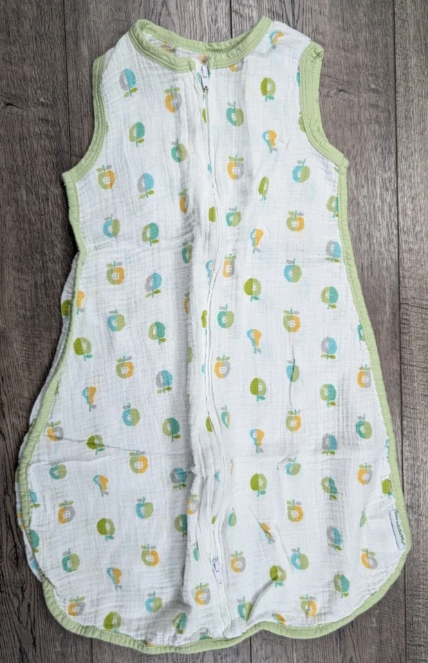 Saco de dormir pequeño de verano de 7-12 libras con adornos verdes de muselina de manzana Foto 1 de 3