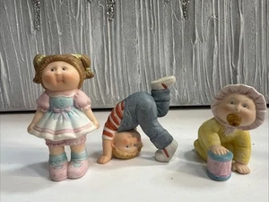 1984 Vintage kleiner Kohl Aufnäher Keramik Figuren Mädchen/Junge/Baby/3 Stück - Bild 1 von 6