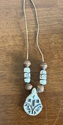 Collar colgante de cerámica nativa americana con detalles de madera cordón de cuero Foto 1 de 4