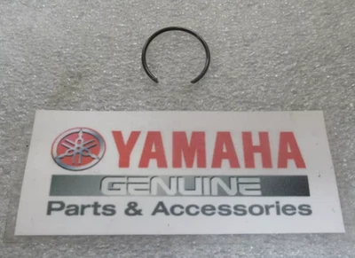 Clipe interno YAMAHA NOS 1975-2023 XS650 XT250 XT500 FABRICANTE DE EQUIPAMENTO ORIGINAL 93450-22027-00 - Imagem 1 de 4
