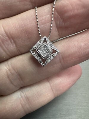 Collar con racimo de diamantes de oro blanco de 14k de 0,25 quilates princesa y diamantes naturales redondos Foto 1 de 3