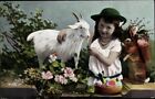 Ak Glückwunsch Ostern, Mädchen Füttert Ziege, Osterhase, Ostereier - 2917005