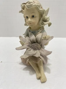 Feen Figur hält eine Blume mit glitzernden Flügeln - Bild 1 von 9