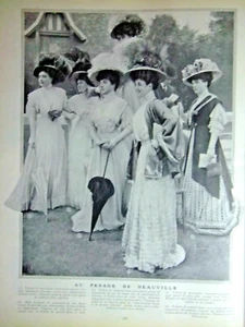 PHOTOGRAVURE 1907 AU PESAGE DE DAUVILLE TOILETTES DE LINON BLANC CRÊPE DE CHINE - Foto 1 di 1