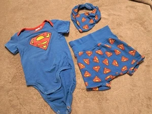 Süßes 3teiliges Set, Body, Hose, Lätzchen, Superman Logo, H&M, blau, Gr. 68 - Bild 1 von 5