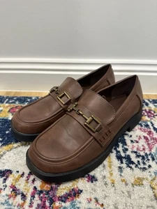 Mocasines de tacón bajo de cuero sintético marrón detalle de hebilla de metal UE 38 dinero antiguo 7 - Imagen 1 de 8