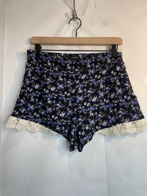 Pantalones cortos Forever 21 para mujer talla grande negros florales con ribete de encaje de ganchillo Foto 1 de 4