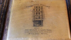 CAJA PUBLICITARIA ANTIGUA DE LA DÉCADA DE 1880 MEDICINA HOMEOPÁTICA WALKLATE BRISTOL - MAUCHLINE - Imagen 1 de 11