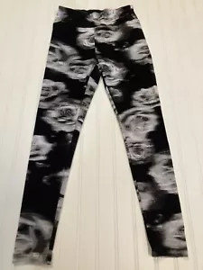 No Boundaries Leggings Black White Gray Roses Size Medium 7-9 - Picture 1 of 4
