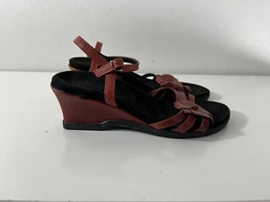 Sandalias Mephisto para mujer talla 38 EU 7 EE. UU. tacón de cuña flores rojo negro cuero - Imagen 1 de 8