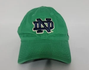 Notre Dame ~ Under Armour ~ Cappello/Berretto Donna Strapback ~ Verde ~ Logo Ricamato - Foto 1 di 6