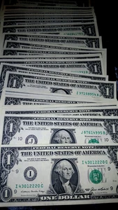 US CURRENCY LOT OF 35 UNCIRCULATED 1985 ONE DOLLAR BILLS OLD BILLS - Picture 1 of 3