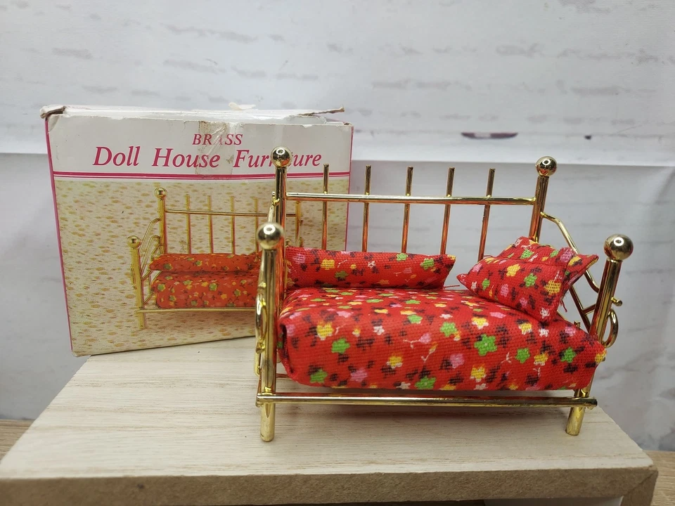 Travesseiros de colchão vintage metal cor bronze móveis em miniatura para casa de bonecas cama de dia  - Imagem 1 de 4