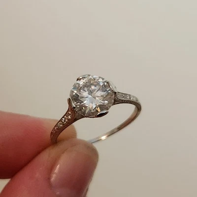 Anillo Eduardiano Eng Moissanita Centro con Diamantes Grabados a Mano Platino Talla 8 Foto 1 de 4