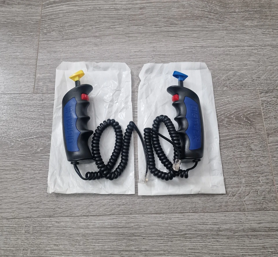 2 x Carrera Digital 132 / 124 Handregler Geschwindigkeitsregler mit Kabel - Bild 1 von 1