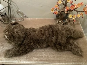 Juguete de peluche de gato marrón realista Russ Berrie Sierra de colección - Imagen 1 de 6