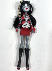 Monster High Puppe Purrsephone Werecat Zwillingsschwester Outfit und Stiefel OHNE Schwanz - Bild 1 von 8