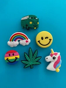 6 Zapatos Dije Hoja de Hierba Arco Iris Enchufe Sonrisa Botón Accesorios Compatibles con Cocodrilo - Imagen 1 de 5