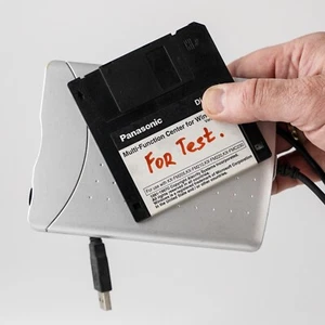 NEC UF0002 USB 3.5" Floppy Disk Drive – Tested, Working, w/ Test Diskette - Afbeelding 1 van 12