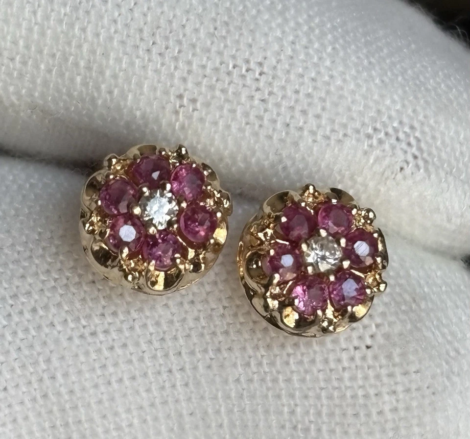 Aretes Buttercup vintage de oro amarillo de 14 quilates con racimo de diamantes y rubíes Foto 1 de 4