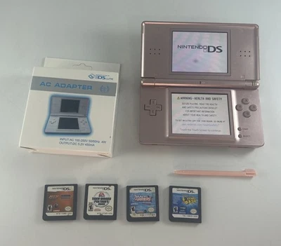 Consola portátil Nintendo DS Lite rosa metálica con cargador lápiz óptico y 4 juegos Foto 1 de 4