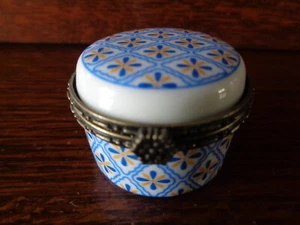 PILLENDOSE PILLENDOSE PORZELLAN KUNST VON LIMOGES BLUMENDEKOR NR. 27 - Bild 1 von 5