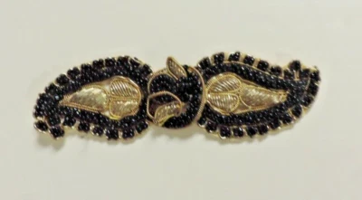 Cierre de cinturón de tela hecha a mano con cuentas doradas/negras sobre amarillas de la década de 1930 Foto 1 de 4