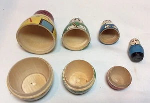1 Wood Nesting House with 3 Nesting Dolls Unusual - Picture 1 of 8