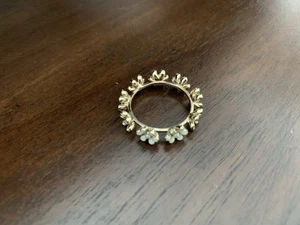 Vintage Daisy Unique Size 7 1/2 Gold Toned Ring - Picture 1 of 2