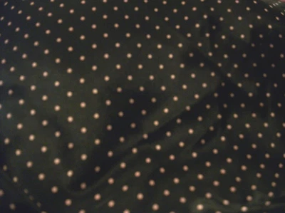 Tela satinada Charmeuse poliéster negro con puntos rosas 1 yarda. 50 pulgadas de ancho. Foto 1 de 3