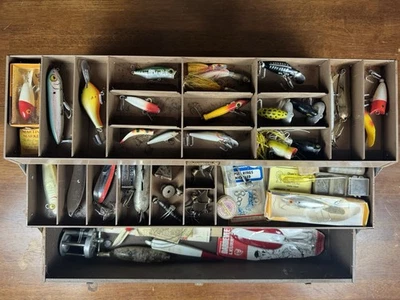 Caja de aparejos de metal vintage Kennedy Kits con señuelos, carrete Pflueger y equipo de pesca Foto 1 de 4