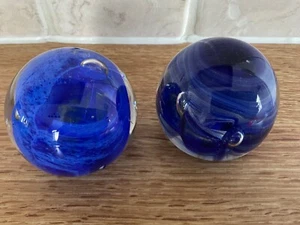 2 x Vintage pretty Glass Blue Bubble Paperweights - Picture 1 of 3
