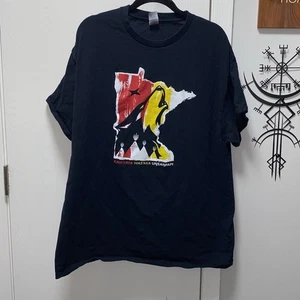 MN Timberwolves Native American Heritage Night Kawitaya Wasaka Unsanpapi Shirt - Bild 1 von 7