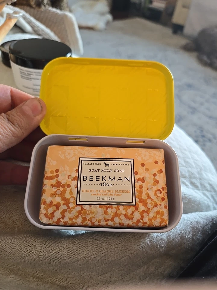 Jabón en barra de leche de cabra con miel y azahar Beekman 1802 99 g / 3,5 oz Foto 1 de 3