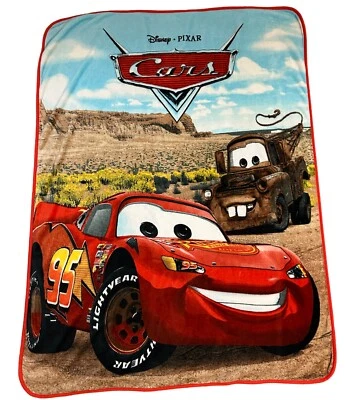 Manta de bebé Northwest Disney Pixas Cars Lightning Mc Queen Tow Mater roja para niños Foto 1 de 4