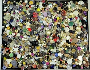 5.496 POUNDS OF VINTAGE & ANTIQUE BUTTONS /HUGE LOT  - Picture 1 of 16