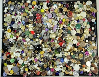 5.496 POUNDS OF VINTAGE & ANTIQUE BUTTONS /HUGE LOT  - Image 1 of 4