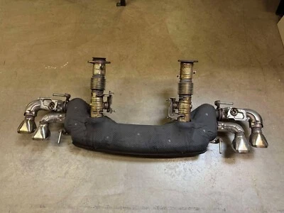 Escape de rendimiento Chevrolet C8 Corvette Stingray OEM NPP Foto 1 de 4