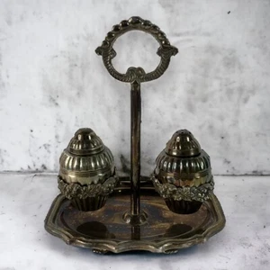 Salero y pimentero vintage de metal plateado con bandeja de transporte ornamentada - Imagen 1 de 12