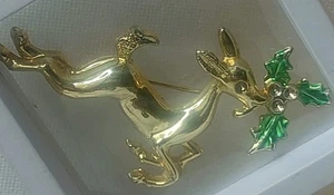 Broche prendedor vintage de Navidad de reno y acebo saltando de vacaciones tono dorado Santa  - Imagen 1 de 5
