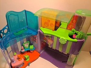 Set 4 camere Polly Pocket Quik-Clik House Of Style salone caffè 2004 - Foto 1 di 15