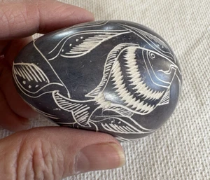 Huevo de piedra de alabastro gris - pescado tallado grabado -e - Imagen 1 de 7