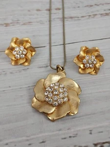 Conjunto de collar y pendientes vintage de flores con estrás de vidrio con placa de oro satinado ~ vintage - Imagen 1 de 9