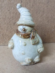 SCHNEEMANN  Hochglanz-Keramik  (in Mantel,mit Schal und Mütze) ca. 12,5 x 7,5 cm - Bild 1 von 6