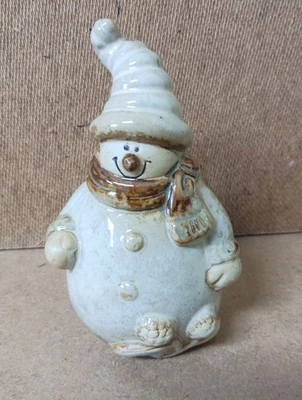 SCHNEEMANN  Hochglanz-Keramik  (in Mantel,mit Schal und Mütze) ca. 12,5 x 7,5 cm - Bild 1 von 4