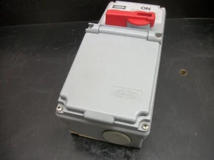 HUBBELL TWIST-LOCK DISCONNECT 3R,12K SE TL3 30AMP 600VOLT 3POLE NON-FUSIBLE - Picture 1 of 5