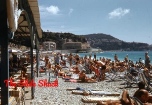 People on French Riviera beach original 1960 35mm slide - Bild 1 von 1